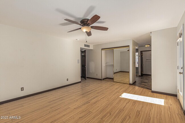 Building Photo - 5109 E Kathleen Rd