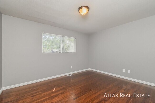 Building Photo - 524 Rowe Ln