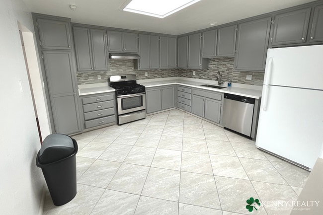 Building Photo - Spacious Six Bedroom, Three Bathroom Home ...