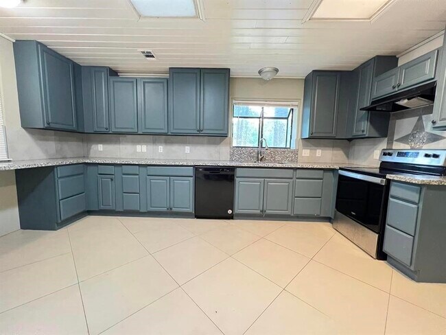 Building Photo - 123 Pinehurst Dr