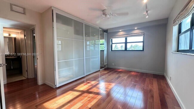 Building Photo - 900 River Reach Dr