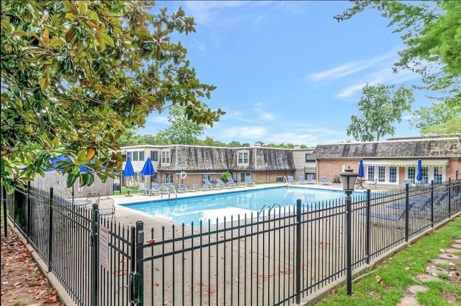 Building Photo - 3000 Hillsboro Pike