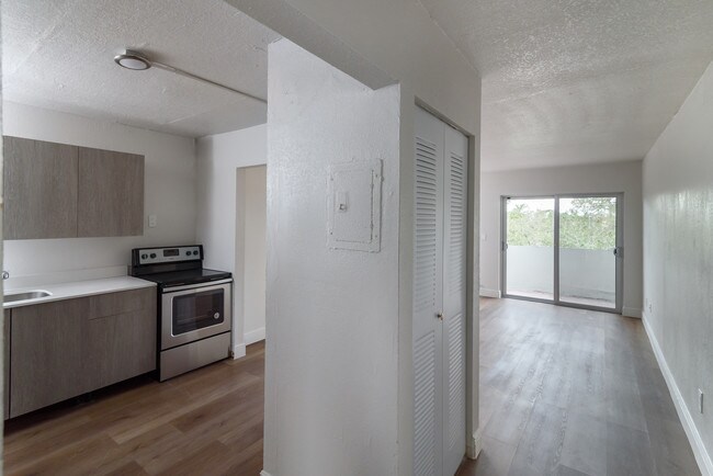 Building Photo - Prestige Palms