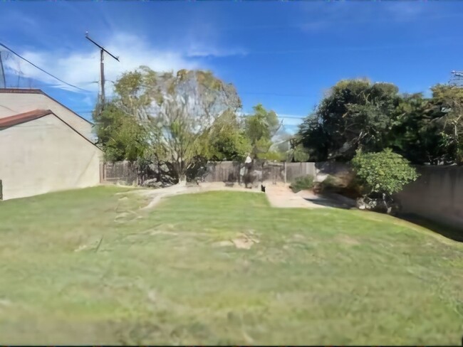 Building Photo - NEW PRICE REDUCTION: House 2bd 1ba- yard, ...