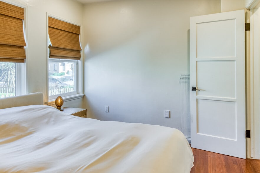 Building Photo - 2331 Belmont Ave