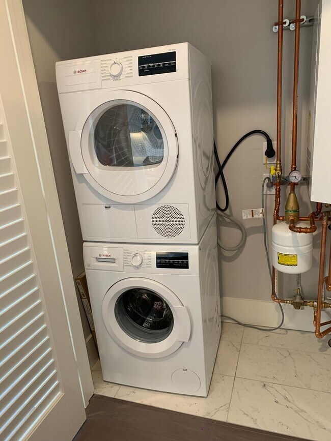 Building Photo - SEPTEMBER 1 - 1 bedroom apartment In Jamai...