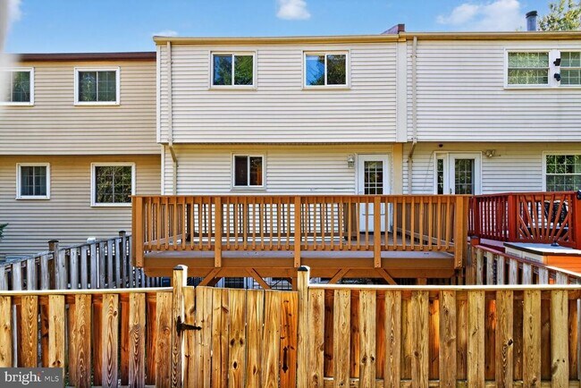 Building Photo - 5320 Larochelle Ct