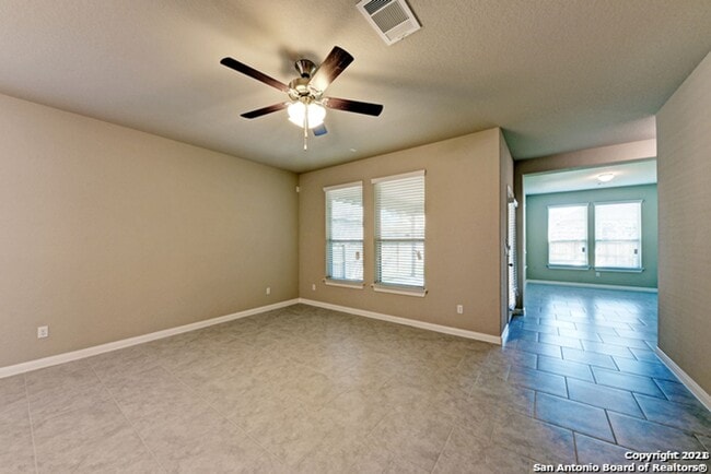 Building Photo - 3 Bed 2.5 Bath