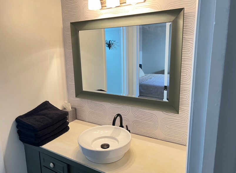 Main Suite Bathroom - 3645 Belmont Rd