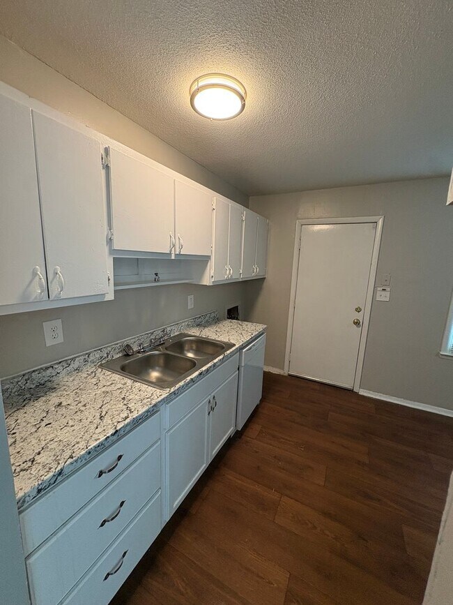 Building Photo - Spacious 3bedroom House  ($500.00 off firs...