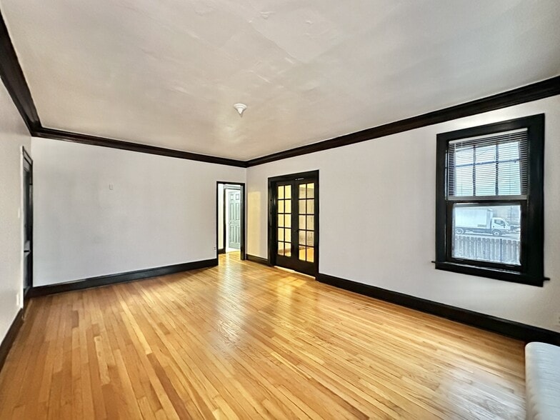 Building Photo - 415 E 80th St