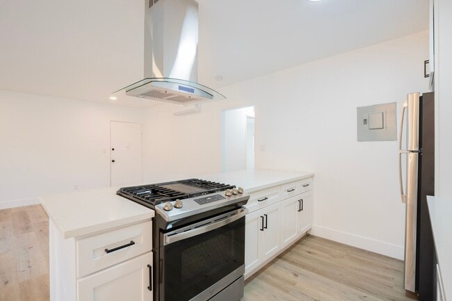 Building Photo - Recently Renovated 1 Bed / 1 Bath Apartmen...