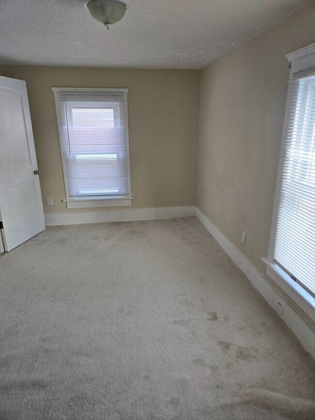 Building Photo - Charming 2-Bedroom Property in Prime Location (Section 8 Vouchers Accepted)