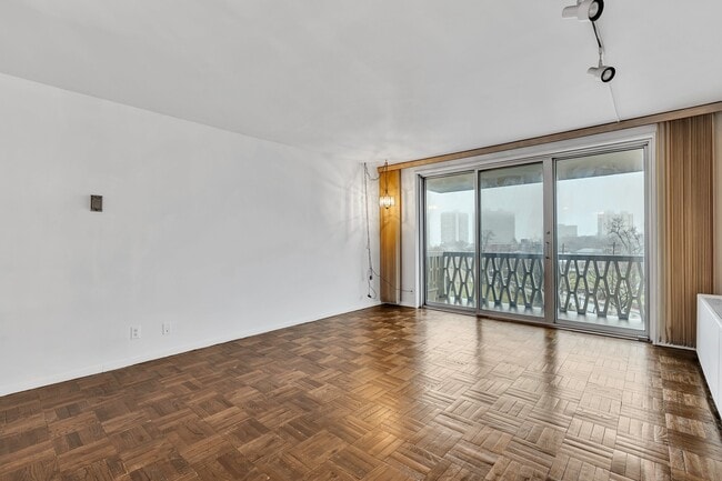 Building Photo - 2000 Linwood Ave