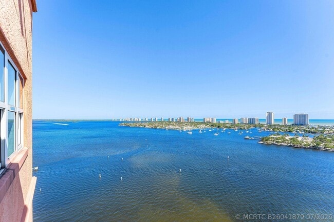 Building Photo - 2640 Lake Shore Dr