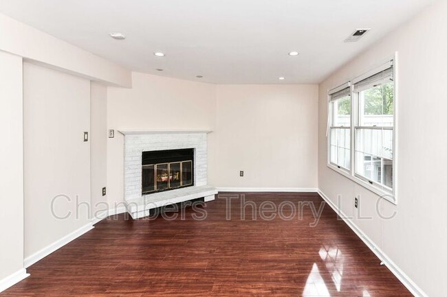 Building Photo - 1549 Twisted Oak Dr