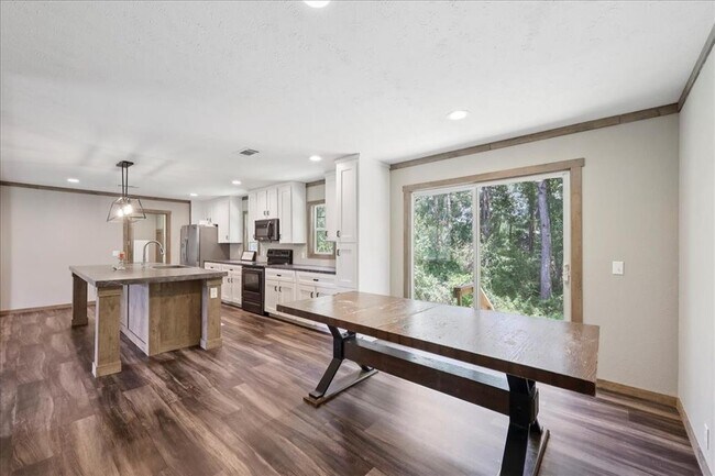 Building Photo - 13585 Mesa Dr