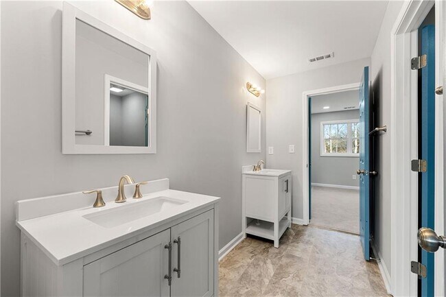 Building Photo - 450 Oliver Ridge Dr