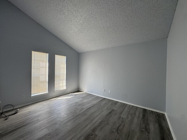 Building Photo - 2210 Capitan Dr