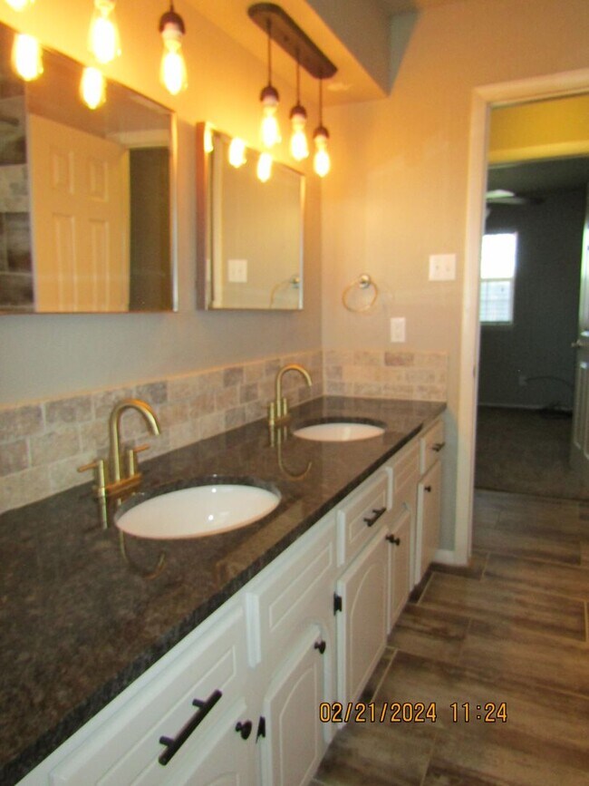 Building Photo - MacArthur Schools Area!