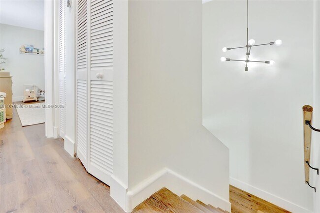 Building Photo - 4724 SW 67th Ave