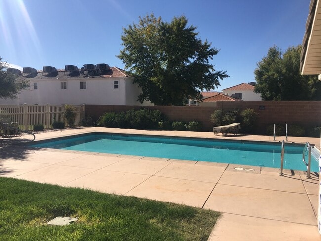 Building Photo - Skyhawk Townhome - End unit!