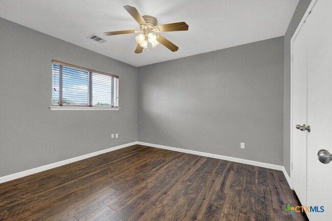 Building Photo - 400 Summer Dr