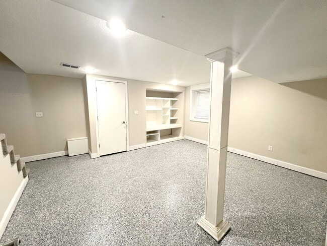 Building Photo - SEE IT NOW: Bright 3-Bed, 2.5-Bath Townhouse with Private Deck & Fenced Yard in Oak Meyer Gardens!