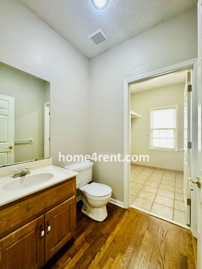 Building Photo - Beautifully Renovated Home in Olathe with ...