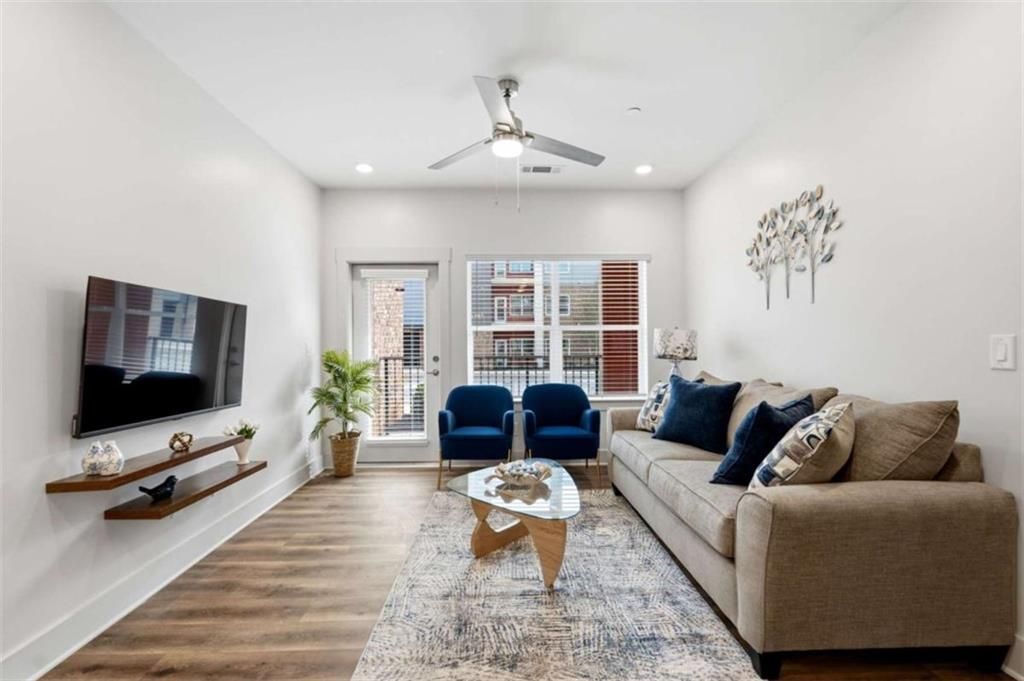 Building Photo - 2025 W Iris Dr SE