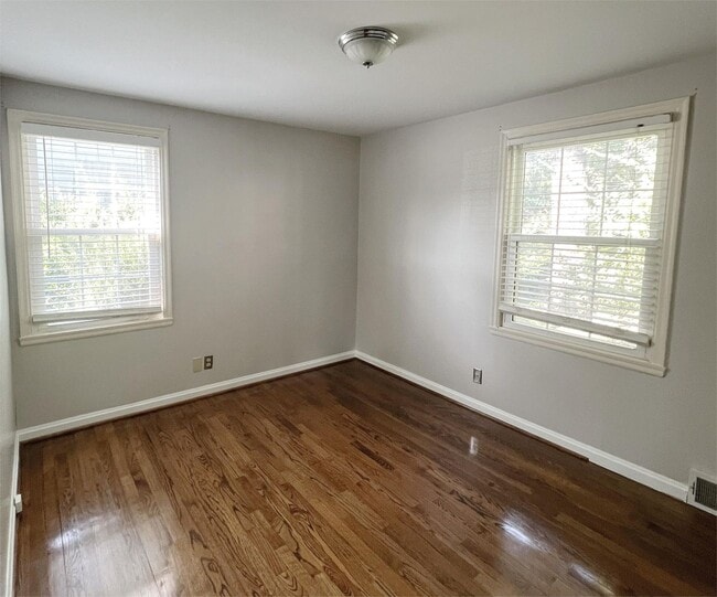 Building Photo - SEE IT NOW: Elegant Home in Prairie Village with Spacious Yard!