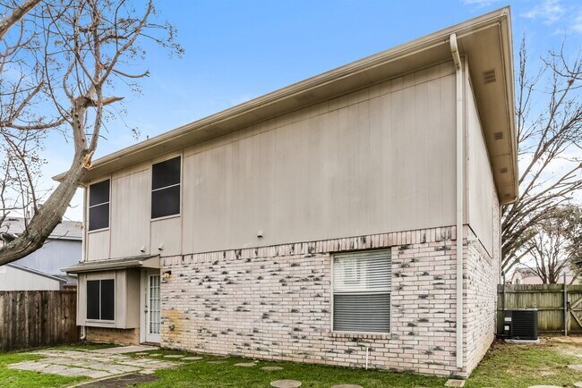 Building Photo - 1808 Rose Cir