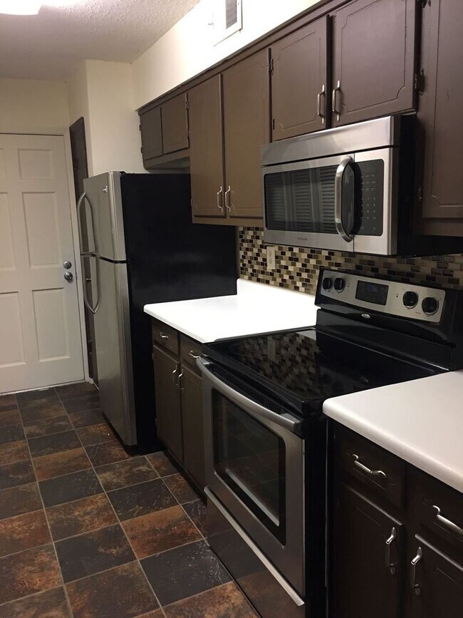 Building Photo - Renovated 2 Bedroom / 2 Bath Condo for Rent