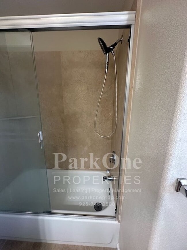 Building Photo - Nicely Updated Townhouse Close to Downtown