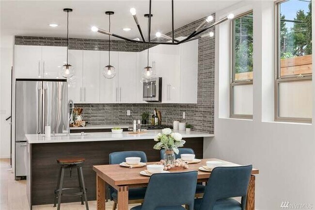 Building Photo - 3041 20th Ave W