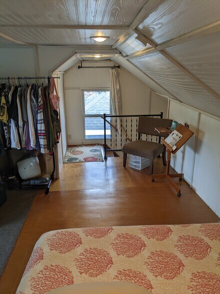 3rd floor room - 1228 W Barnes Ave