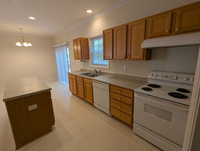 Building Photo - Spacious 4-Bedroom, 3-Bath Home in Parkside!