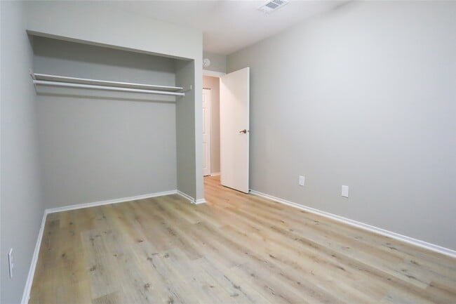 Building Photo - 2709 S Millbend Dr