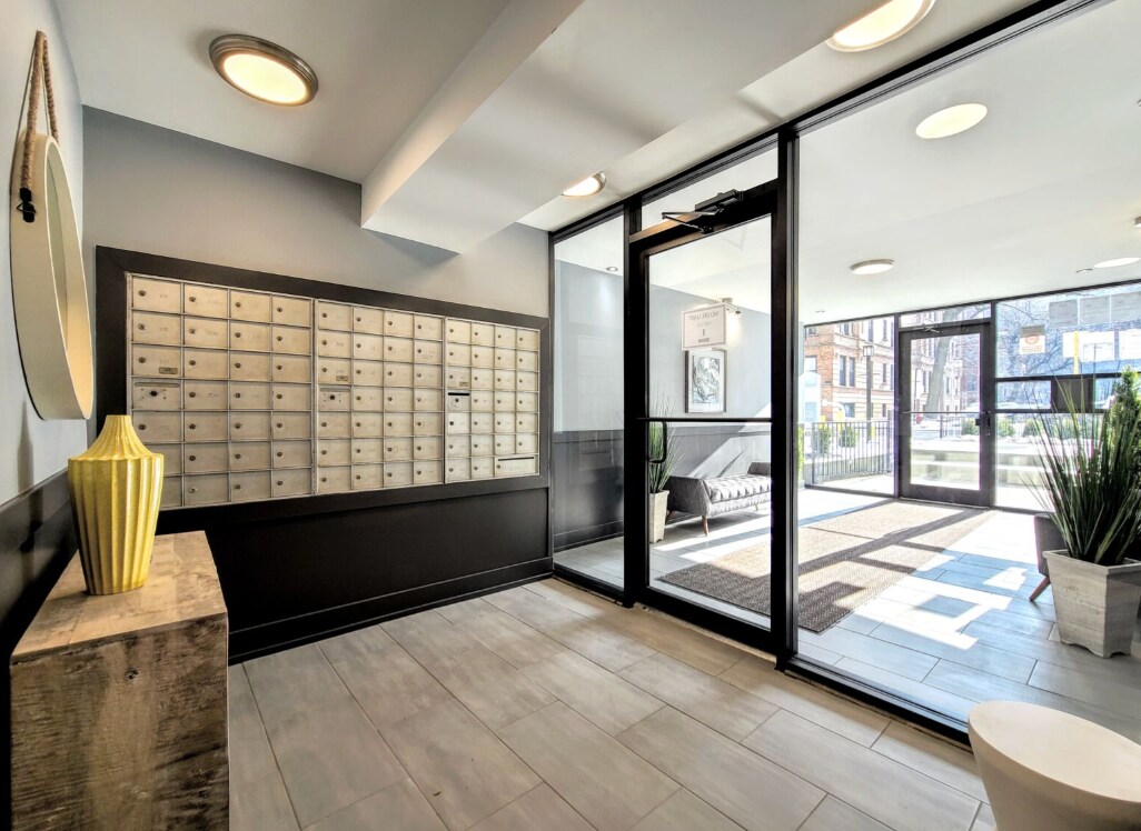 Building Photo - 529 W Surf St