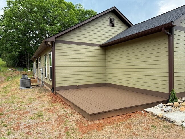 Building Photo - 124 Happy Family Rd