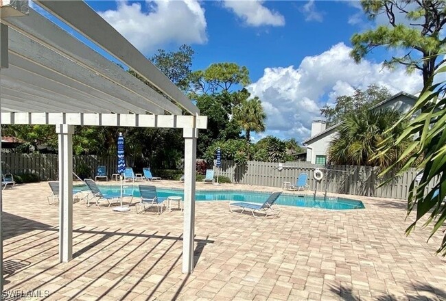 Building Photo - 840 Meadowland Dr