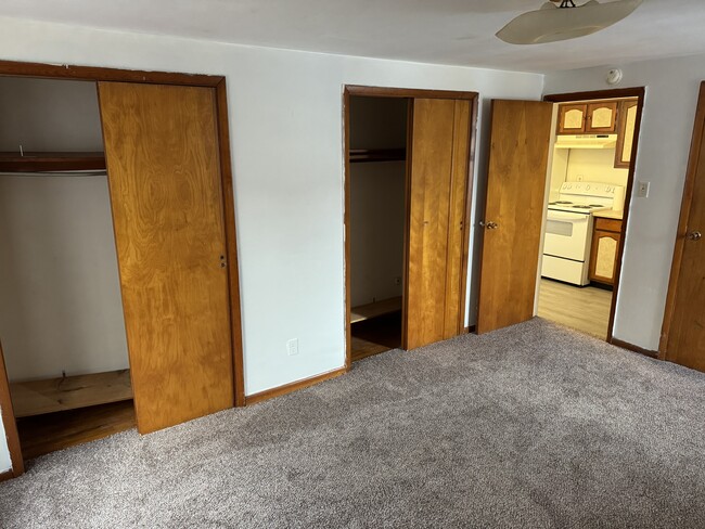 large bedroom dual closets - 306 Maxwell St