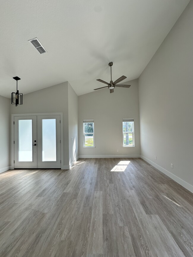 Building Photo - 1A A St