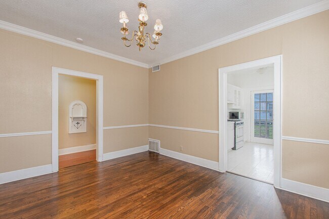 Building Photo - Spacious 4 Bed / 2 Bath Home with Garage & Fenced Backyard in Central Temple