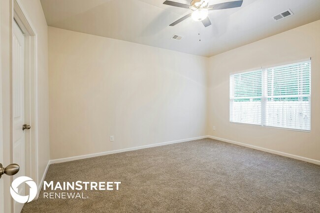 Building Photo - 1080 Park View Dr
