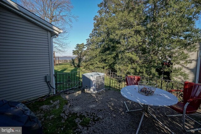 Building Photo - 171 N River Dr