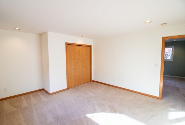 Building Photo - 4bd/4ba Bellevue Home