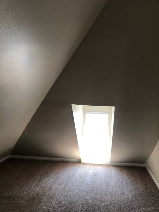 Building Photo - 235-2 Lexington Ave – The Treehouse Apartm...