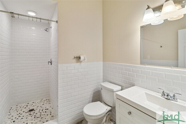 Building Photo - 413 E Waldburg St