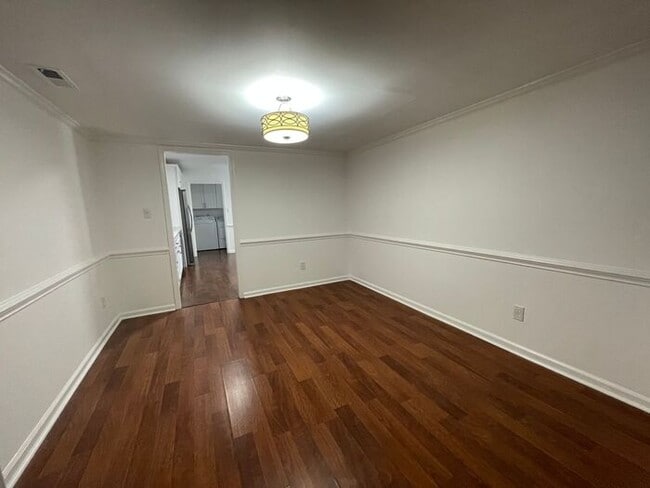 Building Photo - Beautiful 3-bedroom, 2.5 bath townhome in the highly desirable Governors Square subdivision.